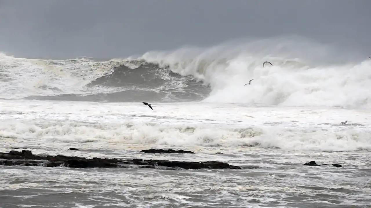 تحذير بحري.. أمواج عاتية تضرب السواحل الأطلسية وتوقعات بـ “هيجان قوي” للبحار